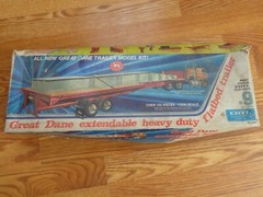 VINTAGE ERTL GREAT DANE EXTENDABLE FLATBED TRAILER – 1/25 SCALE 8009-NOS
