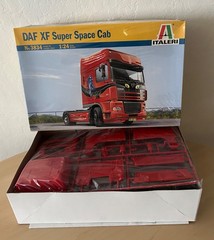 1/24 DAF XF Super Space Cab Italeri #3834 Lady Cat Semi