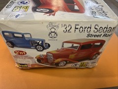 Revell ’32 Ford Sedan Street Rod 2n1 1/25 Model Kit *LOTS OF PARTS ONLY*