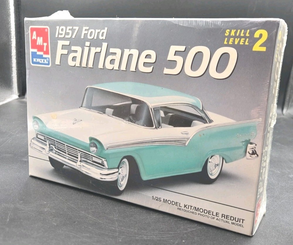 AMT 1957 Ford Fairlane 500 Car Model Kit 8028 New Factory Sealed 1/25 Scale 1993