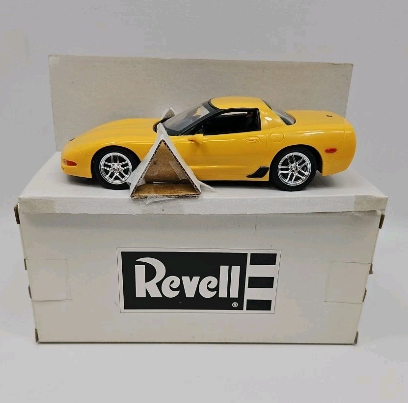 2001 Corvette Promo Model Car 1/25 Yellow Z06 Excellent W Box