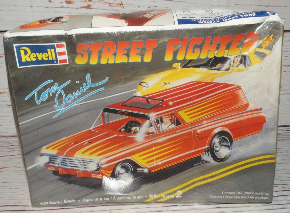 Revell Tom Daniel Street Fighter Two #85-2597 Model Kit Sealed lv2 Crushed box