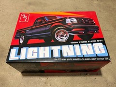 1/25 1994 Ford F150 SVT Lightning Pickup New Open Box Complete Kit in Plastic