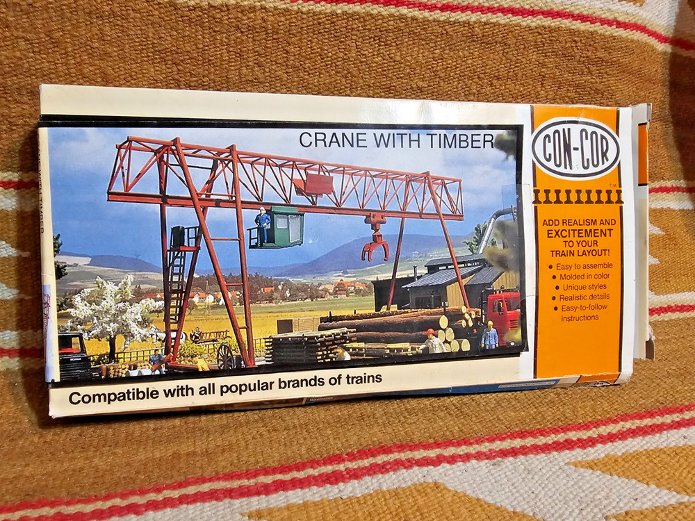 🔥COOL CON-COR HO ” CRANE WITH TIMBER ” PLASTIC MODEL KIT 9041 TRAIN LAYOUT NMt