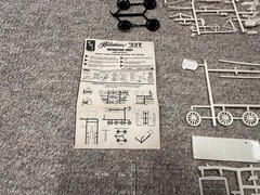 AMT Budweiser 1923 T Delivery Van #2401 1:25 Model Kit (unbuilt / missing 1 lens