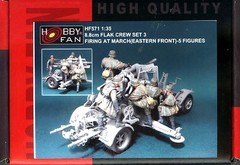 Hobby Fan 1/35 HF-571 WWII German 8.8cm Flak Crew Firing at March (Set3) – 5 Fig
