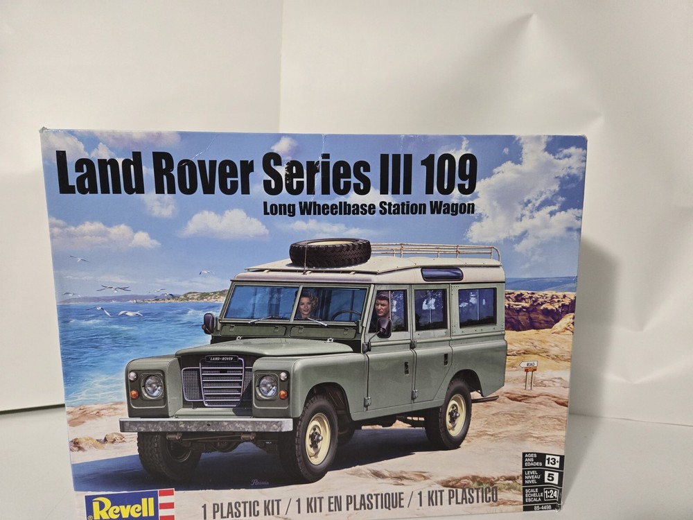 Revell 1-24 Scale Toyota Land Rover Series III 109 Sealed New Nice