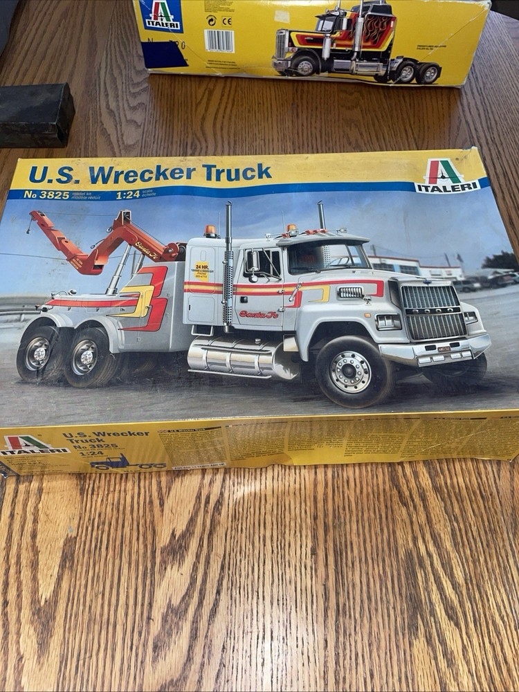 Italeri 3825 1/24 Scale Model Car Kit U.S Ford LTL 9000 Wrecker Tow Truck