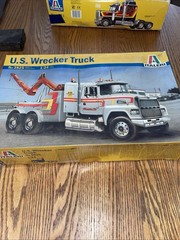 Italeri 3825 1/24 Scale Model Car Kit U.S Ford LTL 9000 Wrecker Tow Truck