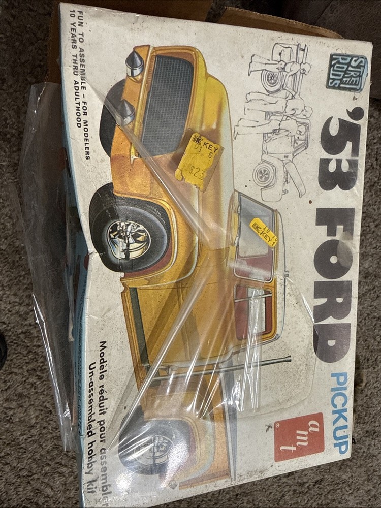 VINTAGE AMT #T410 1953 FORD F100 PICKUP TRUCK STREET ROD 1:25 MODEL New Dented