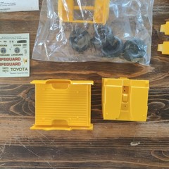 Lindberg Baywatch Lifeguard Truck 1:20 Yellow Model Kit Skill Level 2