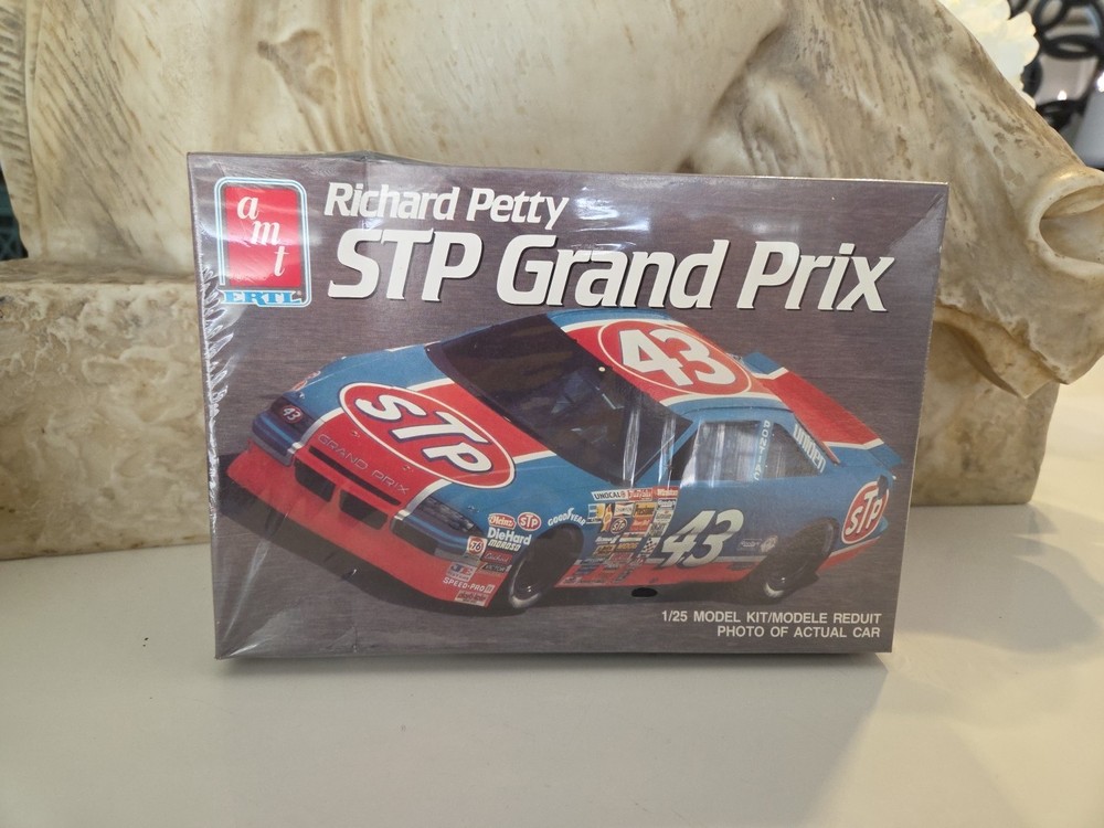 1990 AMT #43 Richard Petty STP Grand Prix 1/25 Scale Model Kit #6728 NEW
