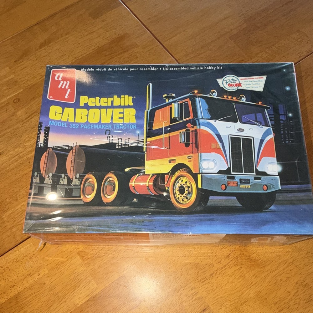 AMT 75906 Peterbilt 352 Pacemaker COE Tractor 1:25 Model Kit