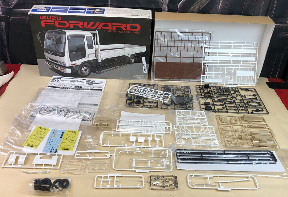 Aoshima 1:32 Scale Model Kit ISUZU FORWARD FLATBODY 320 Early Model PARTS ONLY