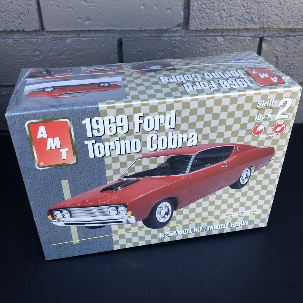 AMT 38145 1969 FORD TORINO COBRA W/NASCAR PARTS 1/25 Model Car Mountain Sealed