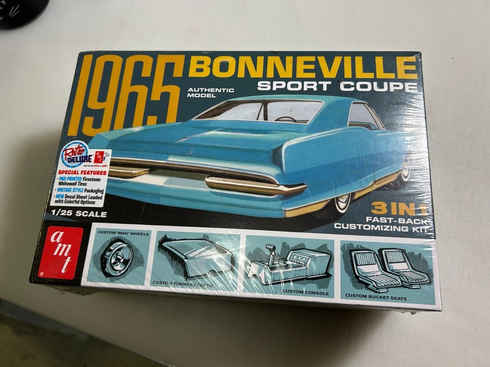 AMT 1965 Bonneville Sport Coupe 1/25 Model Kit AMT1260