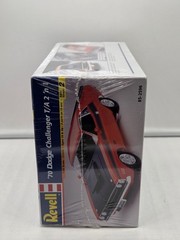 Revell: ’70 Dodge Challenger 2 ‘n 1 Model Kit – 1:24 Scale #85-2596 Sealed 2004