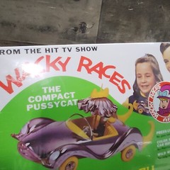 Wacky Races: Compact Pussycat Figure Snap Model Kit Penelope Pitstop 1/25 Scale