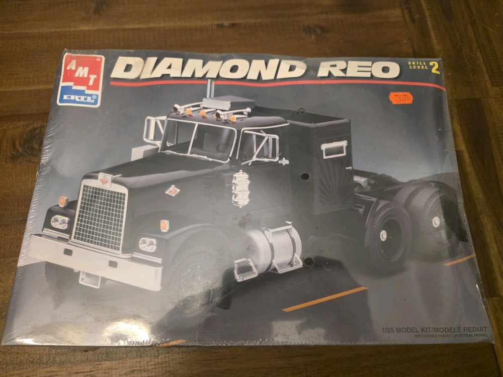 Vintage AMT/ERTL Diamond Reo Semi Tractor 1/25 Model Kit Factory sealed #8137