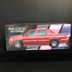 AMT 1317/12 2005 CADILLAC ESCALADE EXT MODEL KIT-NIB-1/25 SCALE