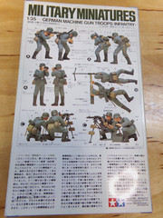 Italeri Model Kit #326 1/4 Ton 4×4 Ambulance Jeep Plus 2 Military Miniatures