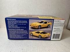 Monogram 1995 Corvette ZR-1 1:24 Model Kit #2455 & Batman Comic (complete)