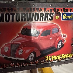 Revell 2004 Motorworks ’37 Ford Sedan Model Kit 1:24 Open Box And Parts