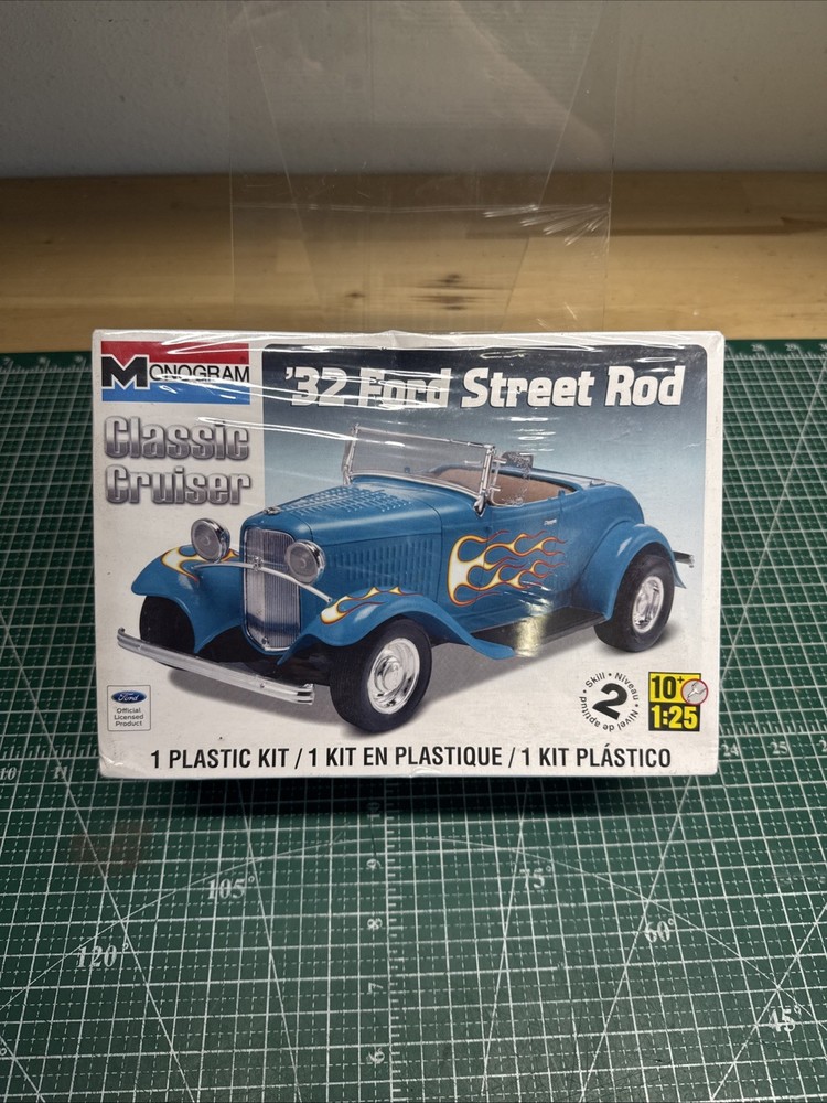 Monogram Classic Cruiser ’32 Ford Street Rod 1:24 Scale Model Car Kit Level 4