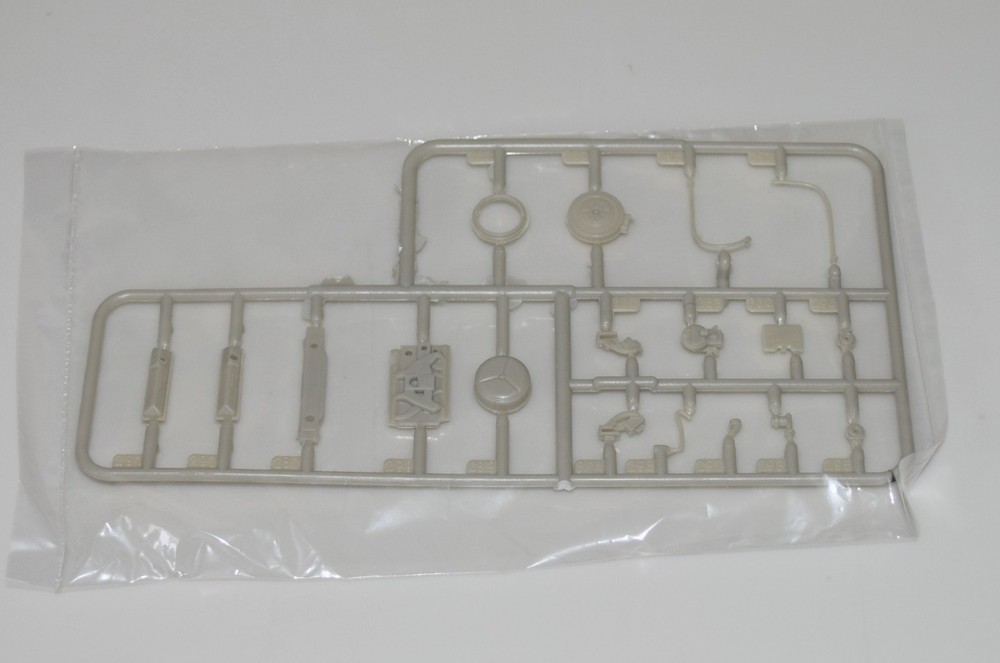 MOEBIUS 1971 F-250 CUSTOM 4×4 2567 ⭐PARTS⭐ VALVE COVERS+MANIFOLD+MORE 1:25