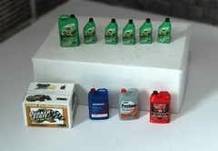 1/18 or 1/24; USelect Quaker State oil products Diorama, shop, Garage; 10 items