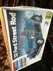 Monogram Classic Cruiser ’32 Ford Street Rod 1:24 Scale Model Kit 85-0882 Sealed