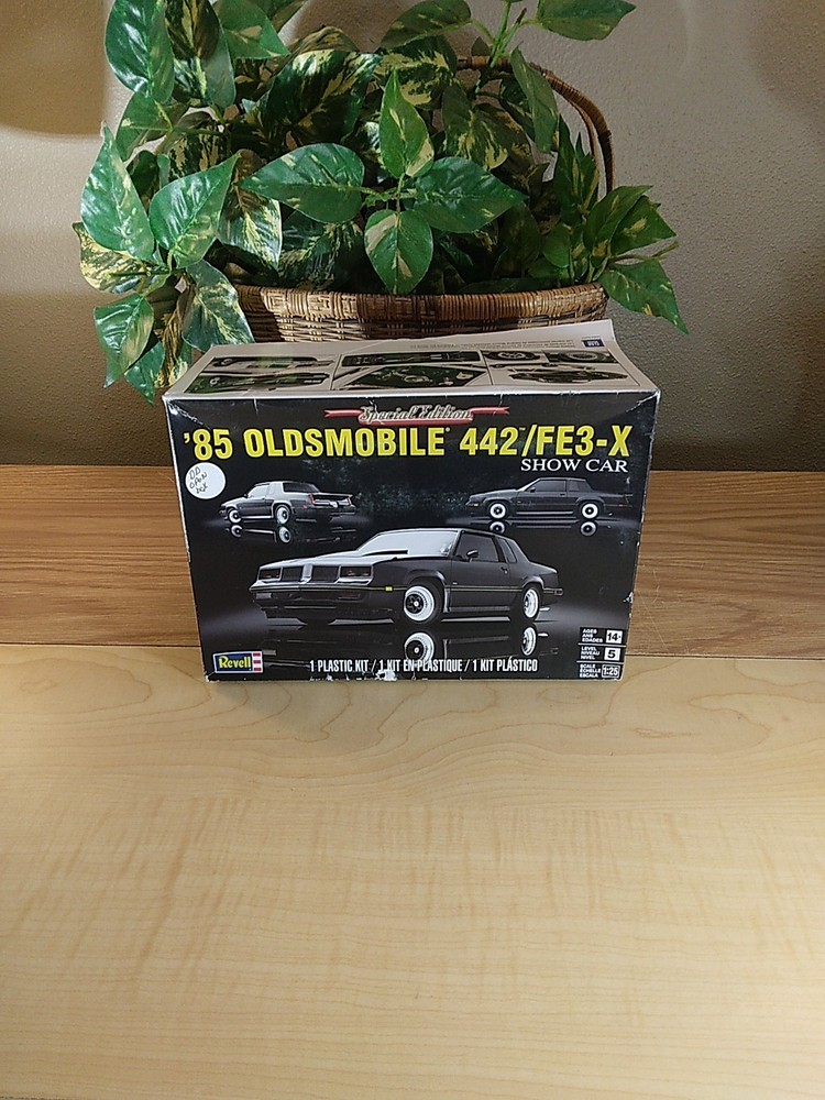 Olds 1985 Oldsmobile 442/FE3-X Show Car 1:25 scale Revell Model, Open Box Complt