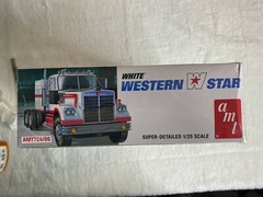 AMT By Round 2 AMT724/06 White Western Star Retro Deluxe 1/25 Scale Model Kit