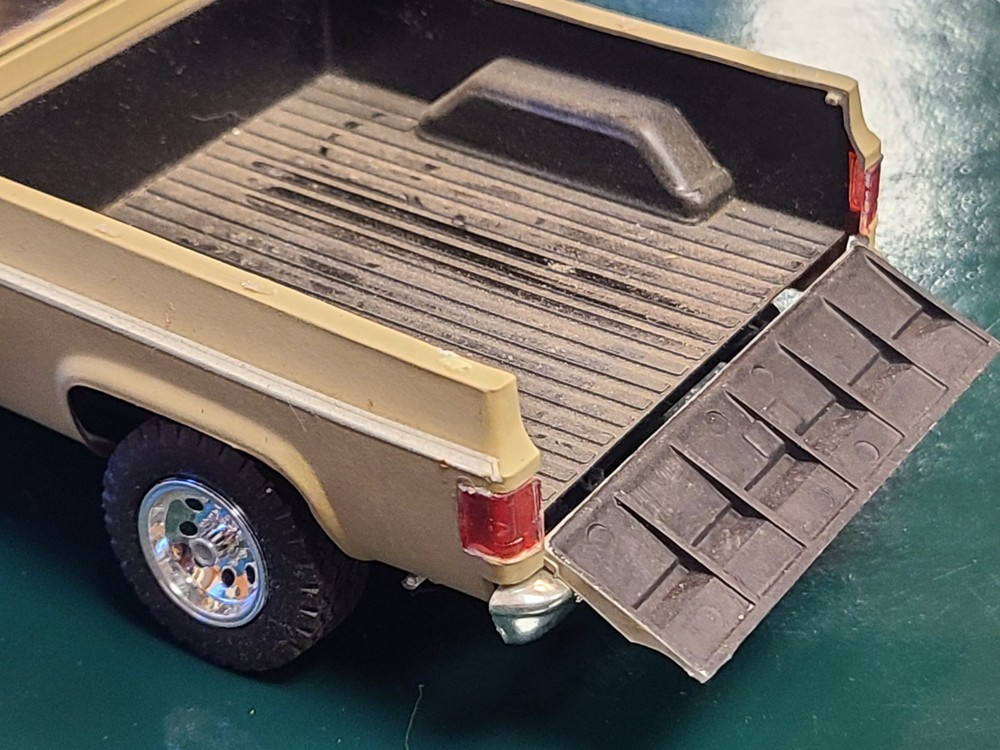 Revell 1977 GMC / Silverado k1500 square body short bed plastic model kit built