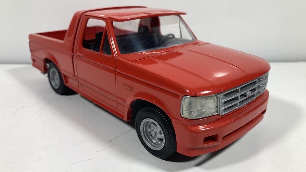 AMT 1994 Ford F-150 SVT Lightning Pickup Truck Built Model Kit 1:25 Completed