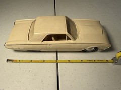 Vintage 1962 Ford Thunderbird 2 Door Hardtop Dealer Promo Car Model 1:25 AMT
