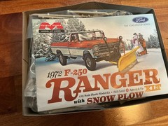 Moebius Models 2568 1972 F0RD F-250 4×4 with Snow Plow Plastic Model Kit