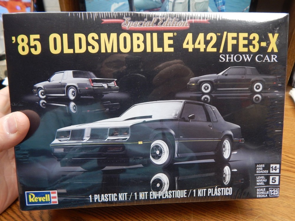 REVELL 85-4446 85 OLDSMOBILE 442/FE3-X CAR MODEL KIT NEW SEALED BOX 1/25 SCALE