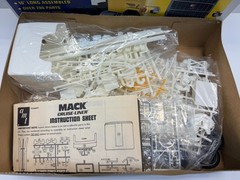 AMT 1:25 Scale Mack Cruise Liner Cabover Truck Ryder Sealed Inside Model Kit