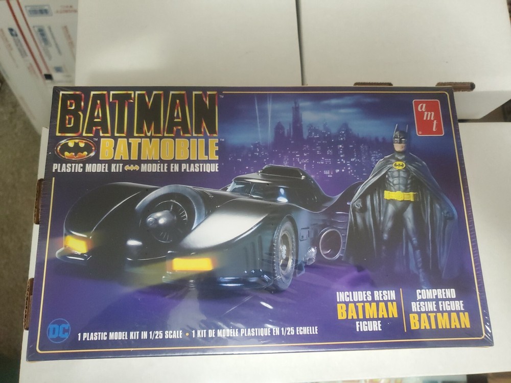 AMT Batman Batmobile with Resin Batman Figure 1:25 Scale Model Kit (AMT1107M/12)