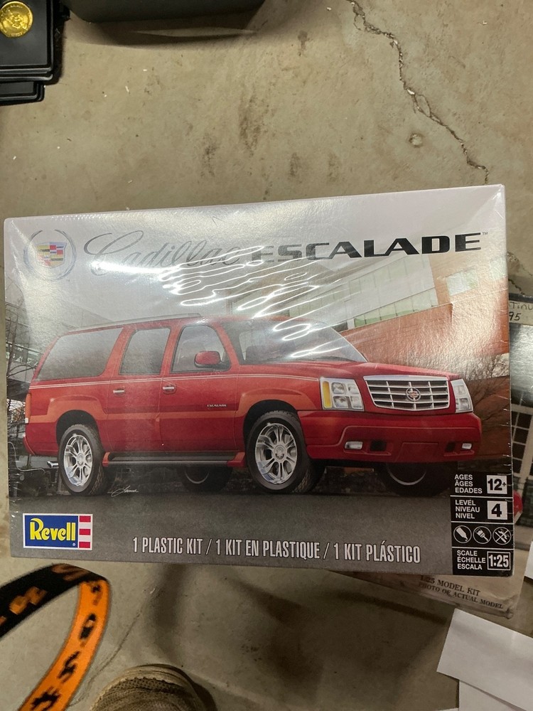 Revell Cadillac Escalade Plastic Model Kit 1:25 85-4482 NEW IN SEALED PACKAGE
