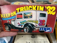 MPC 0716 1932 Ford Delivery Van Keep On Truckin 1974 Vintage kit 1/25 McM NIOb.