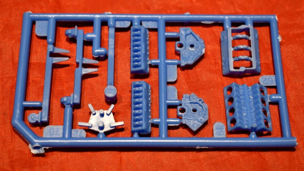 AMT Engine Stand with SB Chevy Parts 1/25