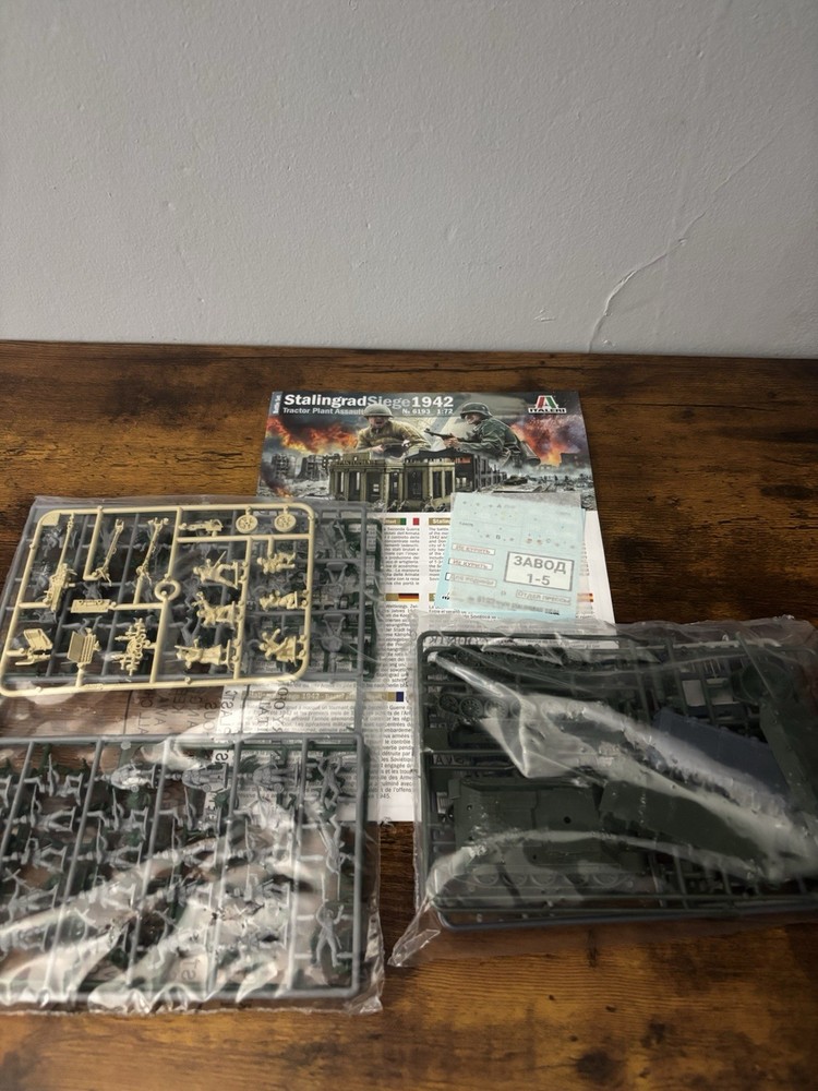 Italeri 6193 1/72 Model Kit WWII Stalingrad Siege 1942 (no buildings)