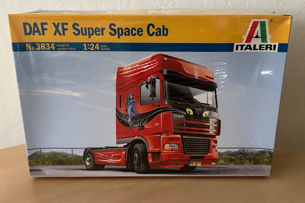 1/24 DAF XF Super Space Cab Italeri #3834 Lady Cat Semi