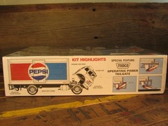 AMT Ford C-600 City Delivery Pepsi Model Kit 1:25 Opening Doors AMT804/06