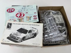 AMT ERTL RICHARD PETTY STP Grand Prix 6728 Vintage Model Car Kit 1:25