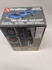 AMT 31858 Pro Shop 1968 Plymouth Road Runner Model Car Kit New