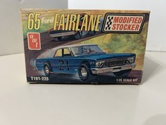 AMT 1965 Ford Fairlane Modified Stocker 1:25 Scale Model Kit Original Issue