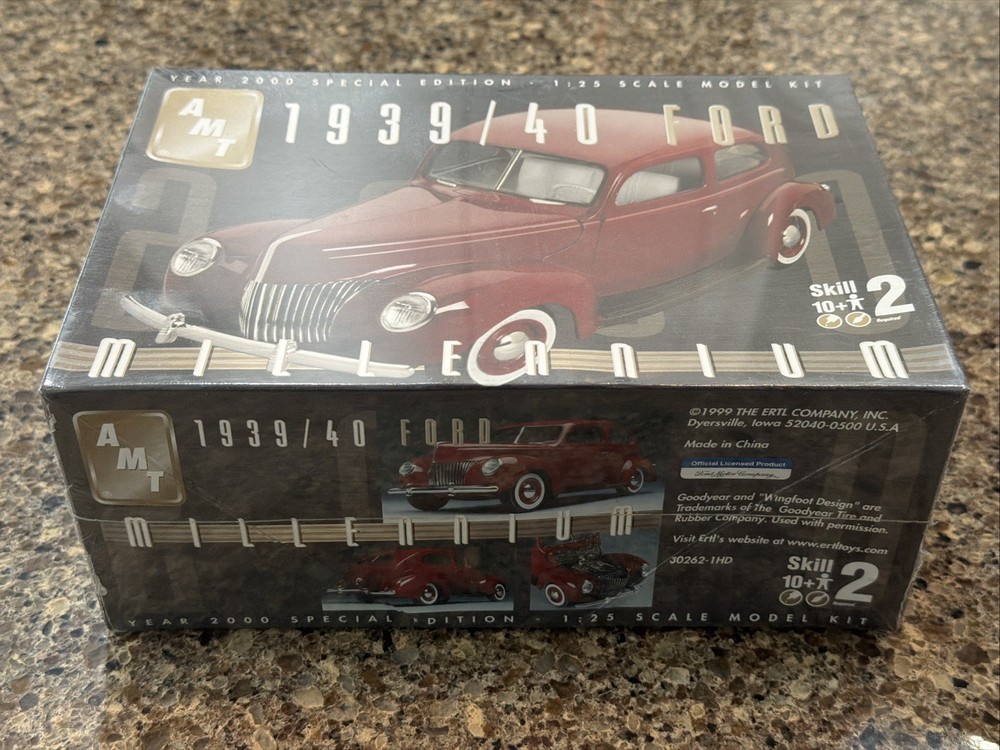 AMT 1939/1940 FORD SEDAN MILLENNIUM FACTORY SEALED KIT!! CIRCA 1999! VMCP!